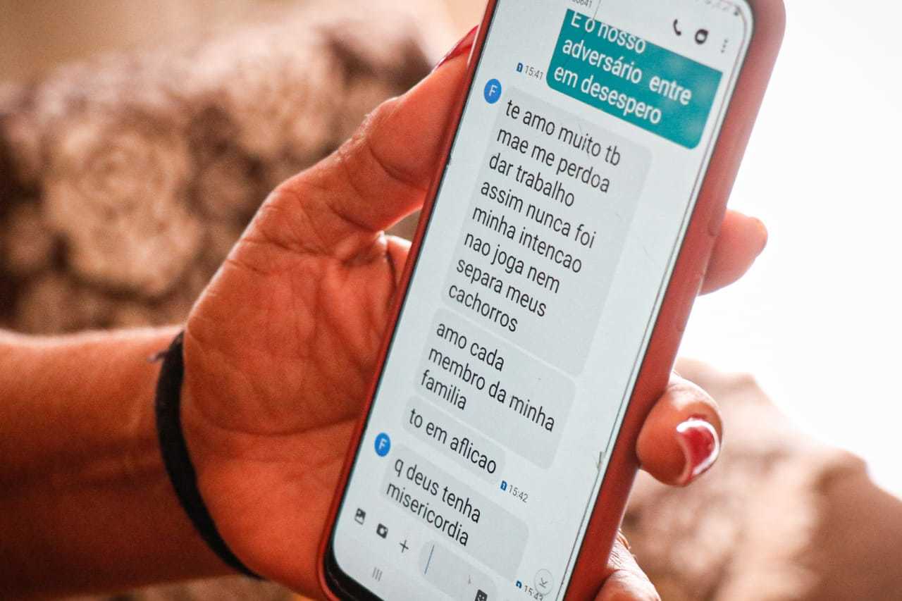 Mãe da vítima mostra no celular mensagem encaminha pela vítima 