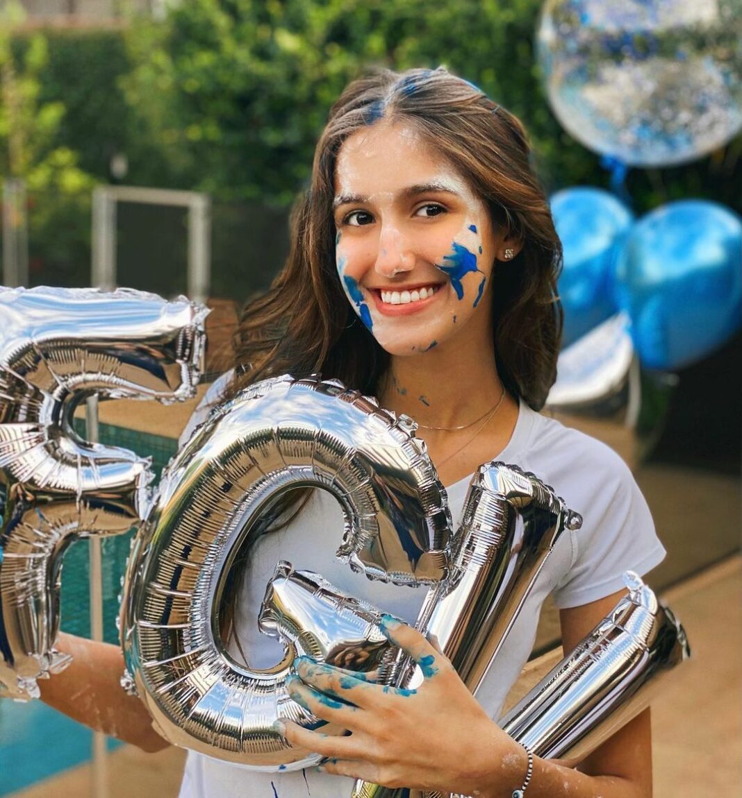 Gabi comemora a aprovação na FGV Gabi comemora a aprovação na FGV