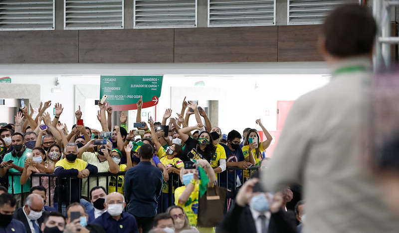 Organização permitiu que apoiadores se aglomerassem com cartazes durante a inauguração