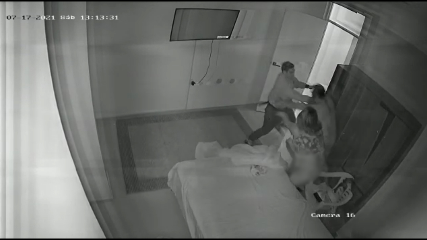 Vídeo homem arromba porta do quarto e atinge a facadas casal que fazia sexo 
