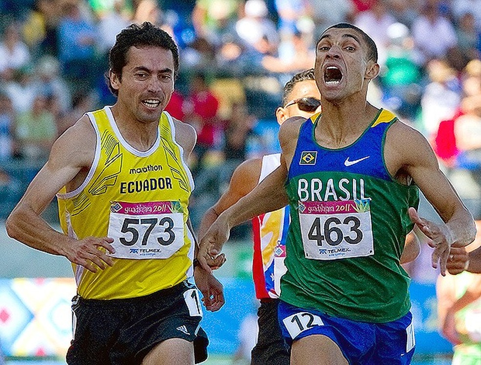 Leandro Prates (&agrave; direita) e Byron Piedra na chegada dos 1500m no Pan-Americano de Guadalajara  Foto: AFP