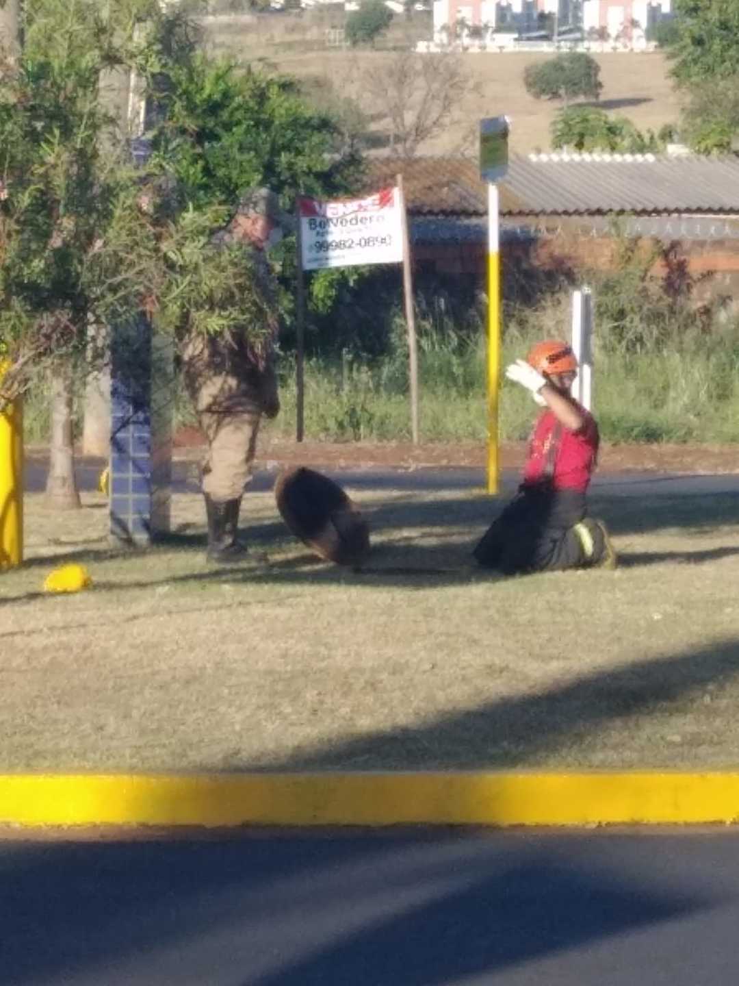 Momento em que o cachorrinho era procurado na tubulação.  