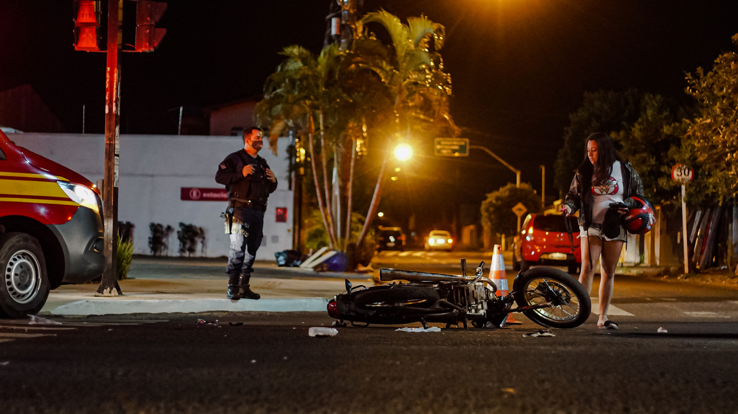 Moto caída no cruzamento da Avenida Julio de Castilho com Yokoama.