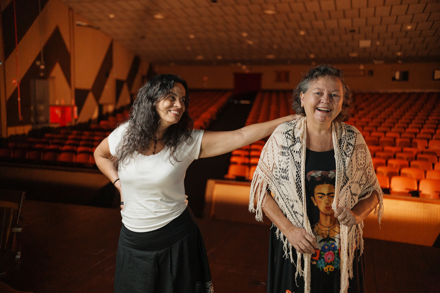A atriz Concei&ccedil;&atilde;o Leite e a idealizadora do projeto Andr&eacute;a Freire. Foto: Vaca Azul 