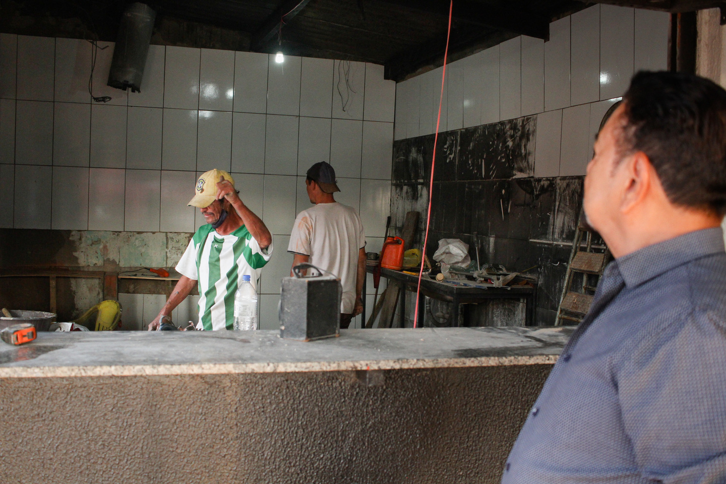 Patrício observa o avanço da obra no Cantinho do Peixe. Foto: Tero Queiroz