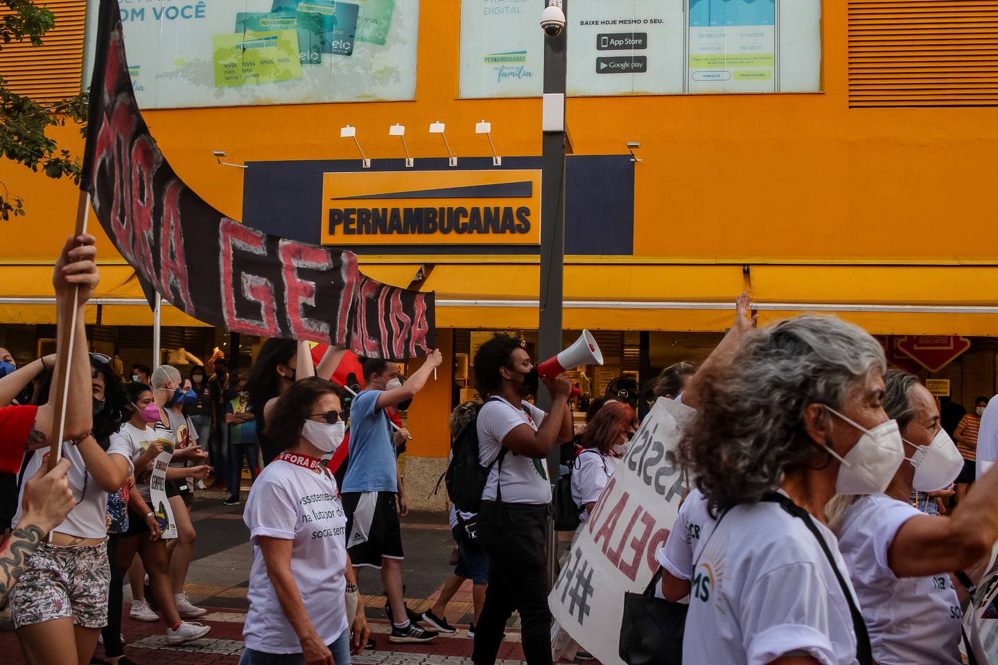 Manifestantes passam em frente a loja Pernambucanas da 14 de Julho, em Campo Grande. Foto: Tero Queiroz