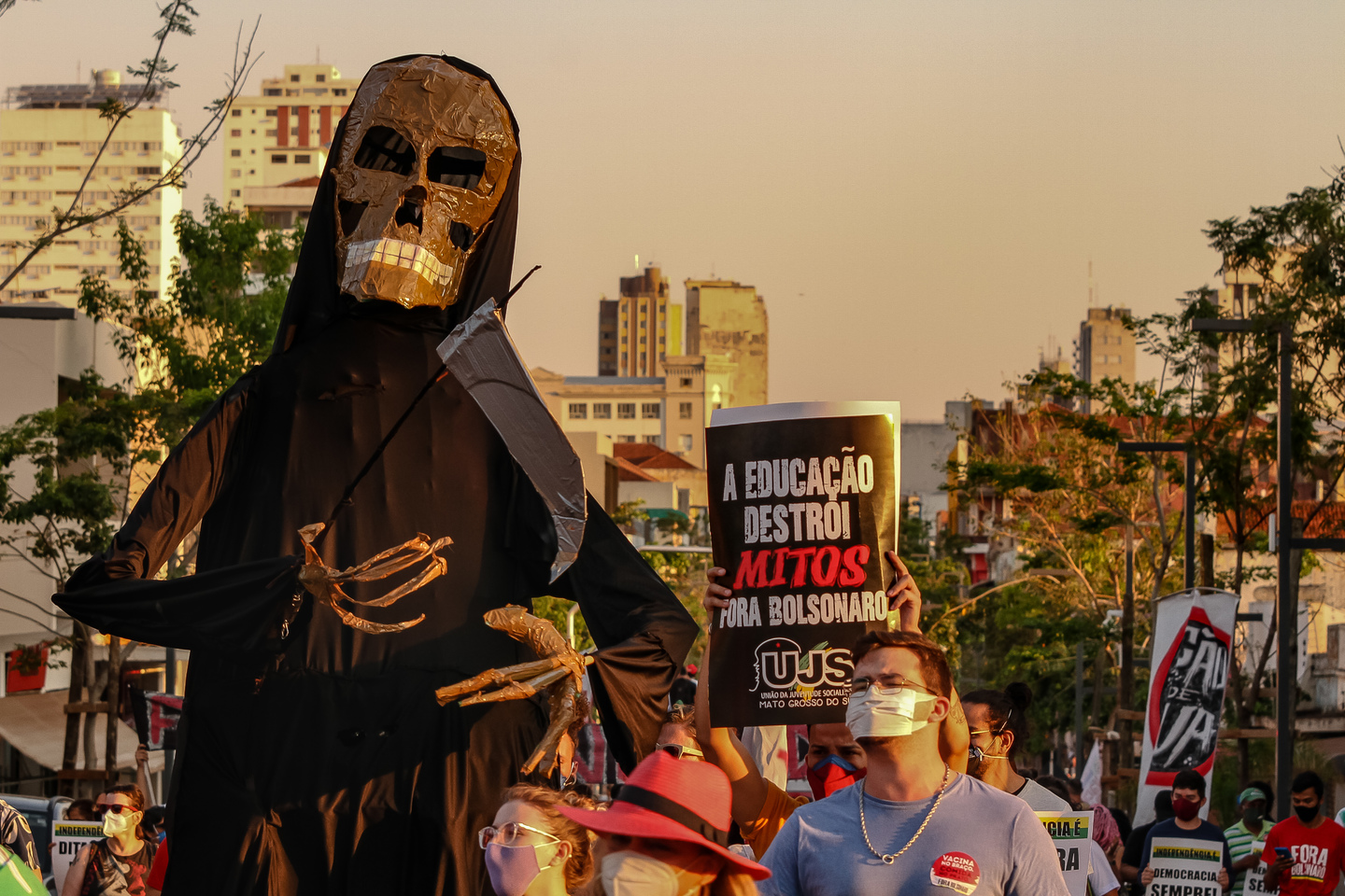 Manifestantes anti-Bolsonaro foram obrigados a voltar pela 13 de maio para evitar confronto com os pró-Bolsonaro. Foto: Tero Queiroz