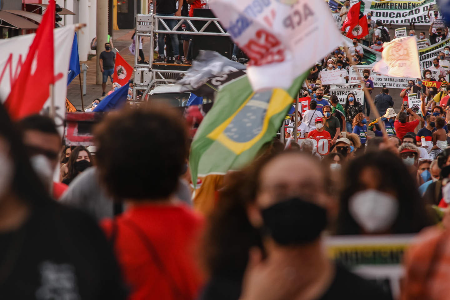 Grupo manifestou se dividindo em três filas. Todos usavam máscaras. Foto: Tero Queiroz