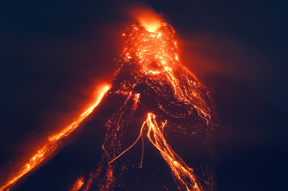 O vulcão Mayon expele lava durante uma erupção em Legazpi, nas Filipinas