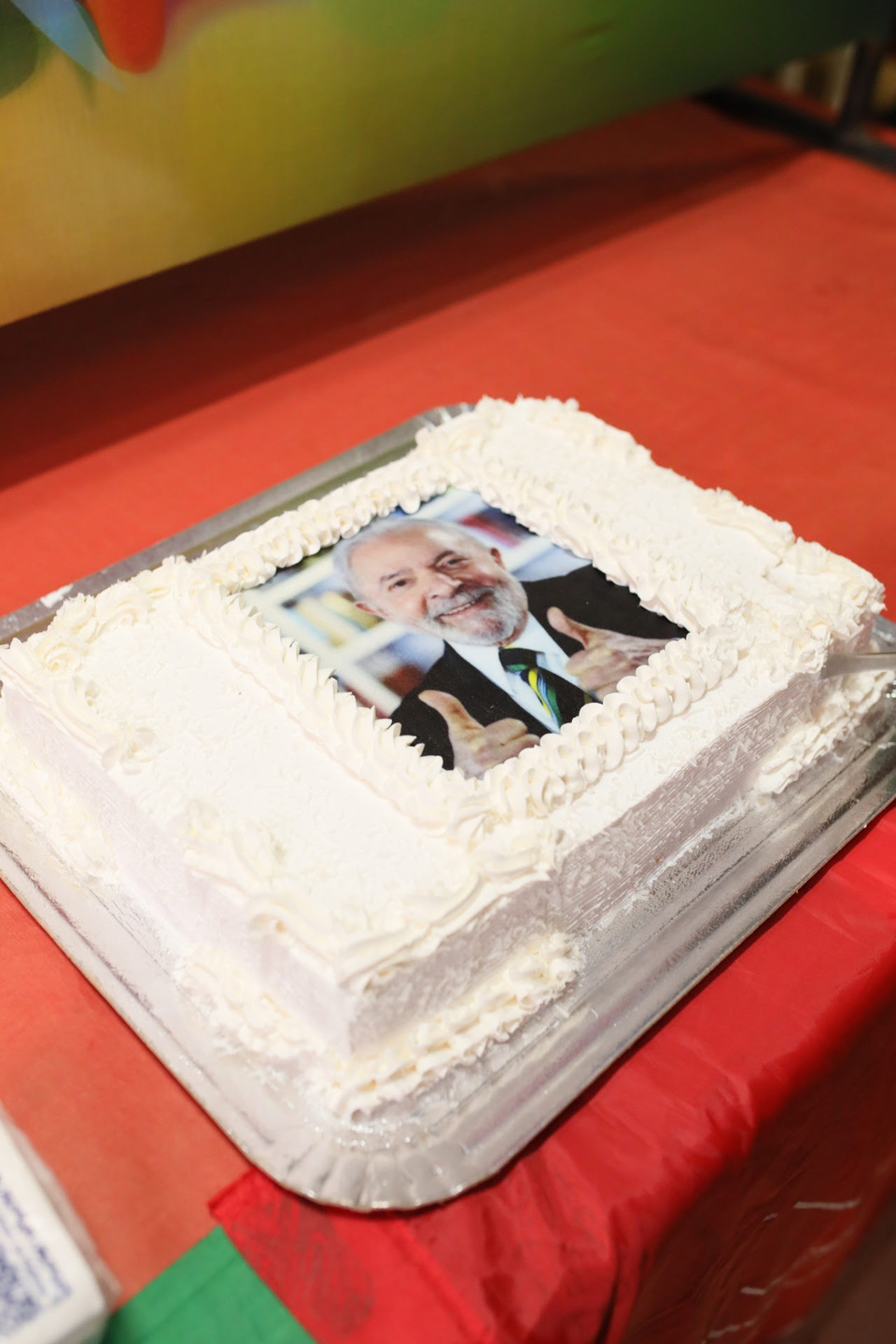 Bolo com a foto de Lula foi servido em comemoração ao aniversário do ex-presidente.