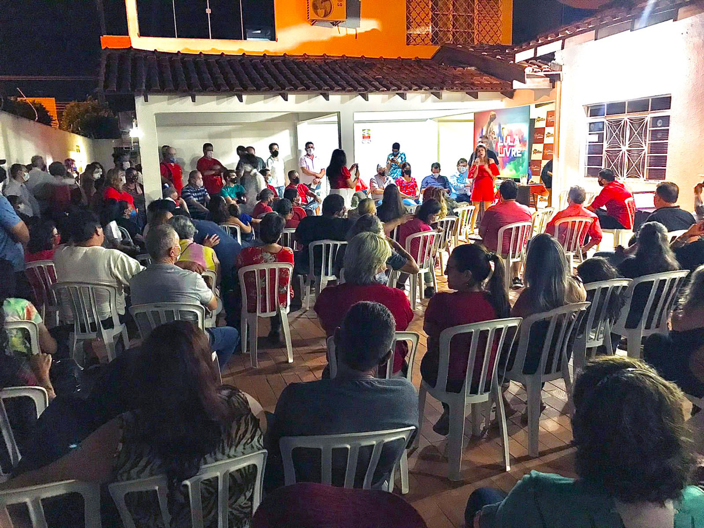 Centenas de pessoas lotaram a sede do PT/MS em Campo Grande para celebrar o aniversário do presidente Lula.