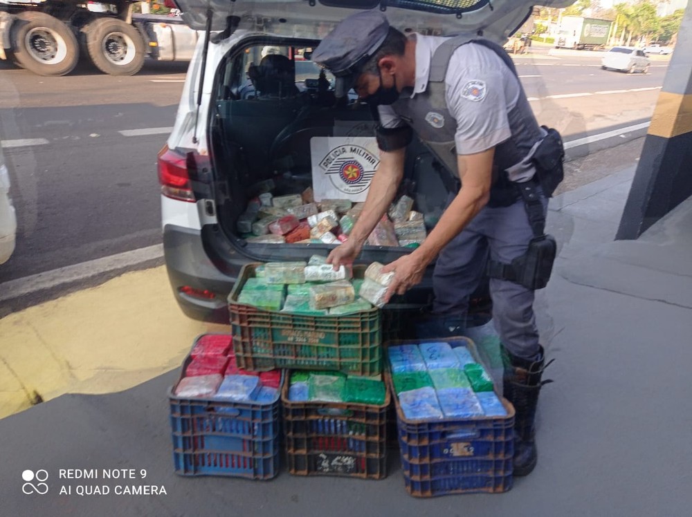 A Polícia Militar Rodoviária usou caixas para transportar a quantia, devido ao grande volume de cédulas. Foto: PMR-SP