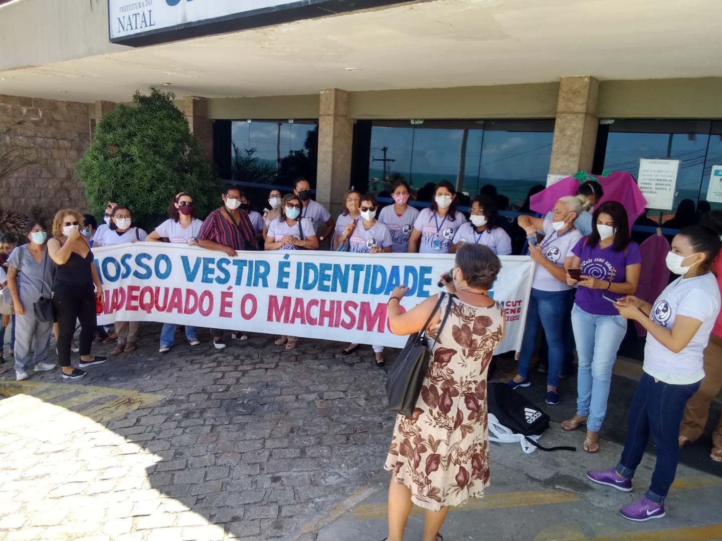 Ato em frente à Secretaria Municipal de Educação (SME) em protesto contra o machismo e em apoio à educadora Tânia Maruska Petersen. Foto: Lenilton Lima. 