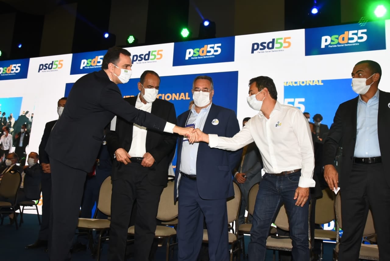 Rodrigo Pacheco cumprimenta Marquinhos Trad em evento nacional do PSD. 