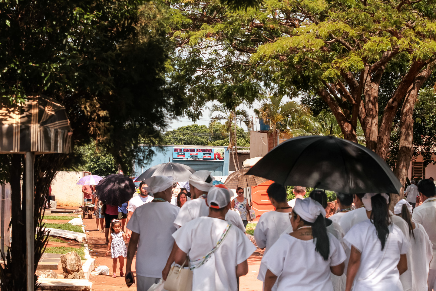 Grupo de umbandistas entrando no Cemit&eacute;rio Santo Amaro. Foto: Tero Queiroz.  