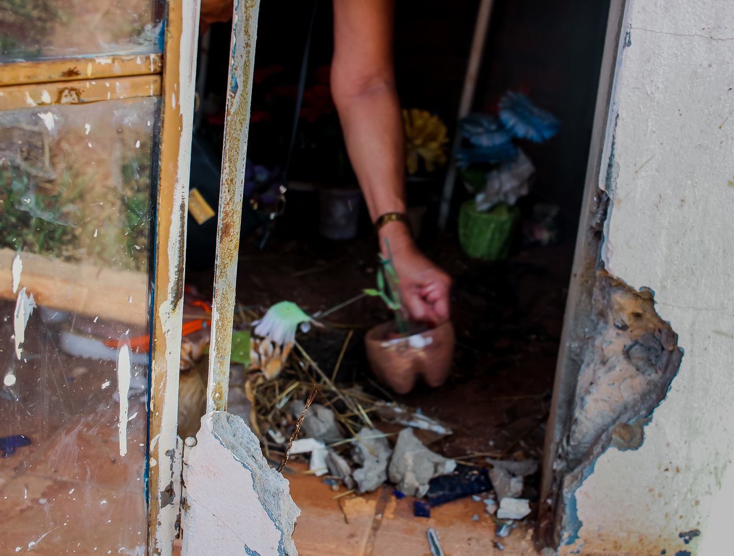 Ambiente interno da Capelinha, antes limpo, foi tomado pela sujeira, indicando que a porta fora removida h&aacute; algum tempo. Foto: Tero Queiroz