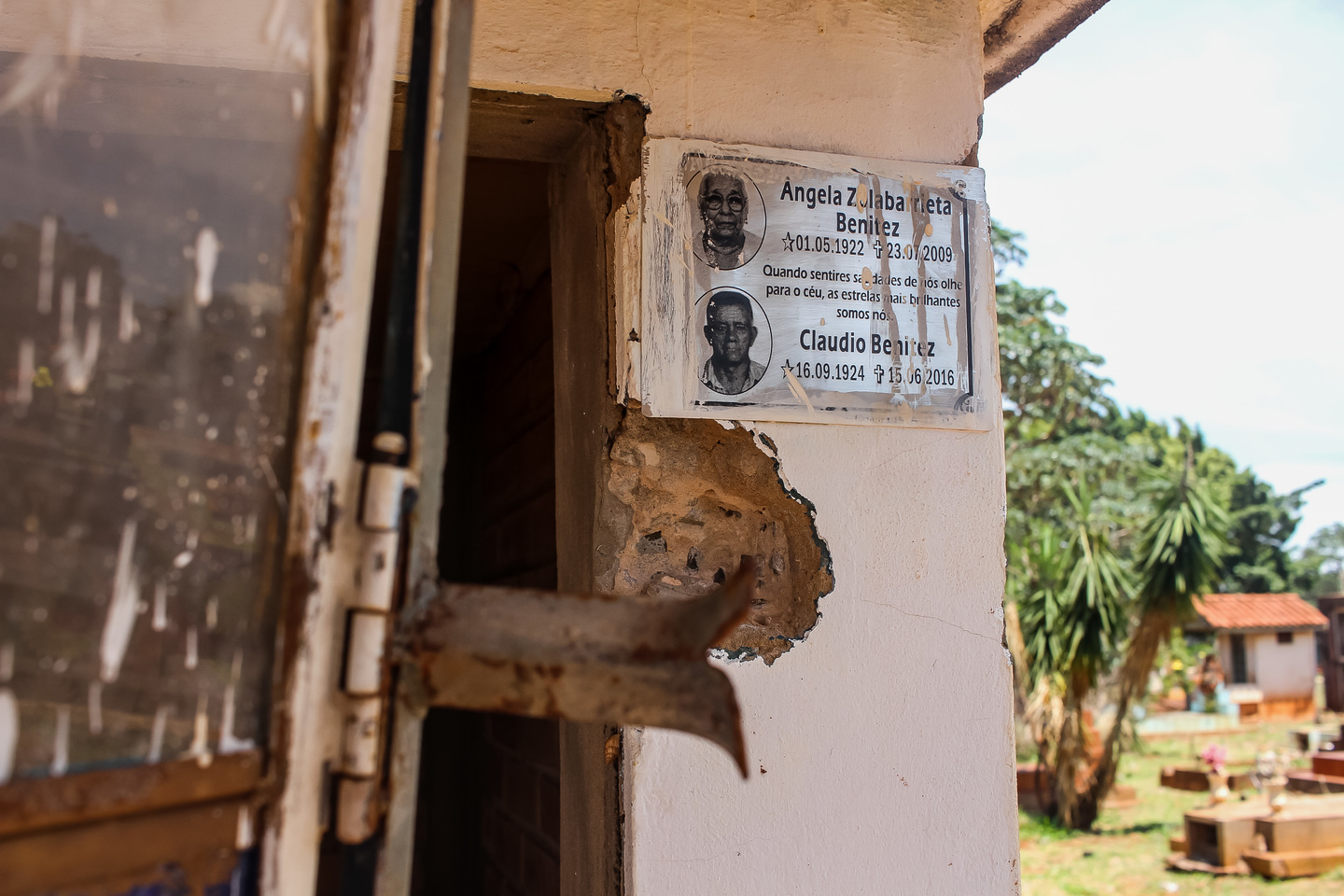 Esses s&atilde;o os pais de Maria, lembrados em uma placa memorial que quase foi arrancada com a estrutura da porta. Foto: Tero Queiroz