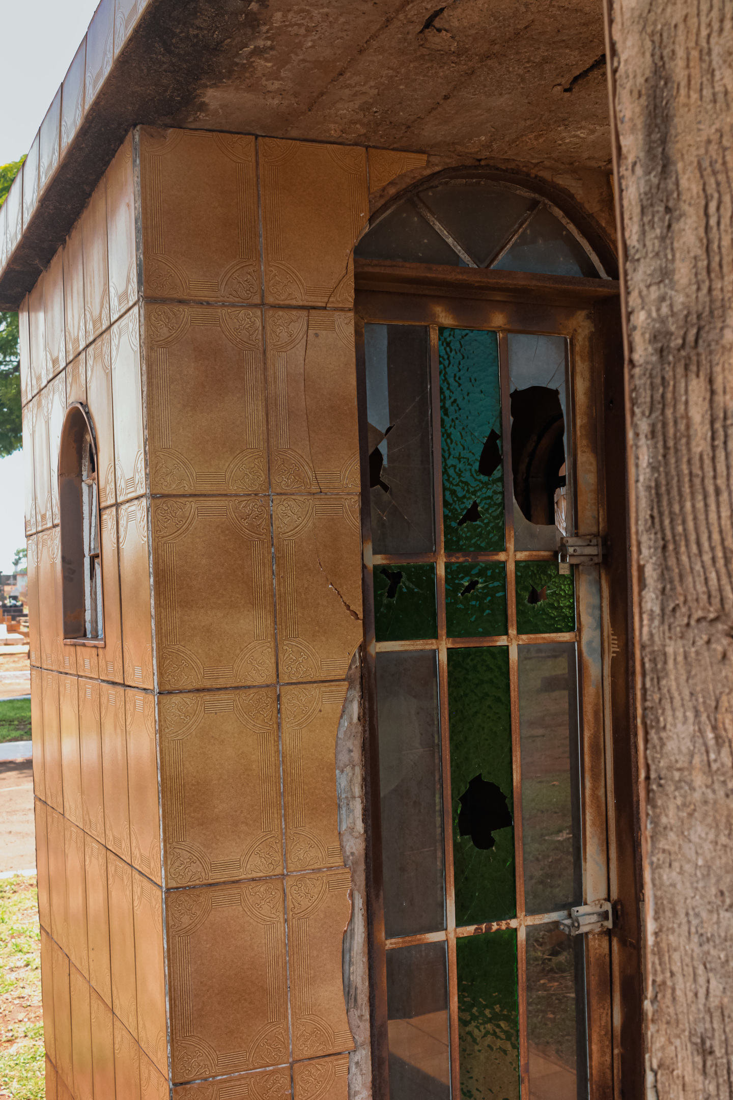 Vidra&ccedil;as de Capela foram quebradas em Cemit&eacute;rio Municipal.  Foto: Tero Queiroz