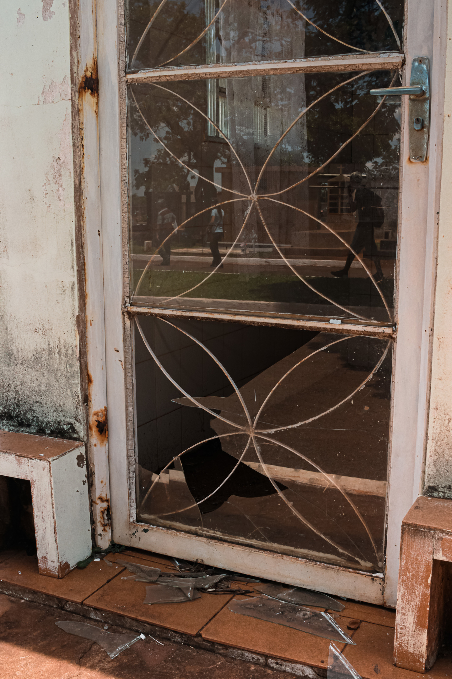 Outra capela com vidra&ccedil;as quebradas. Foto: Tero Queiroz