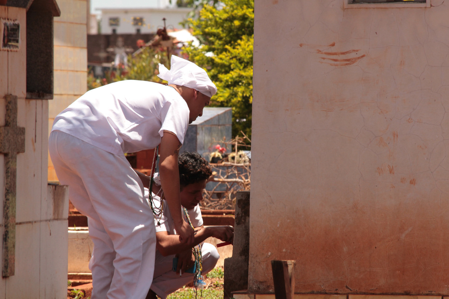 Grupo de umbandistas visitou as l&aacute;pides dos irm&atilde;os de Jo&atilde;o. Foto: Tero Queiroz