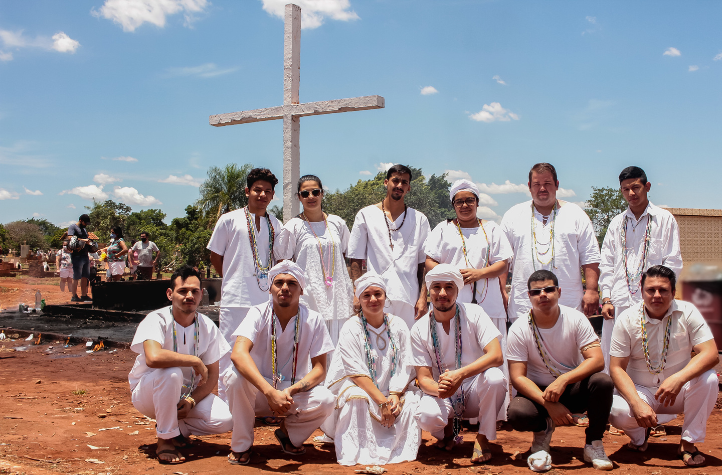 Todos os 13 integrantes, ao fundo ao Cruzeiro do Cemit&eacute;rio Santo Amaro. Foto: Tero Queiroz
