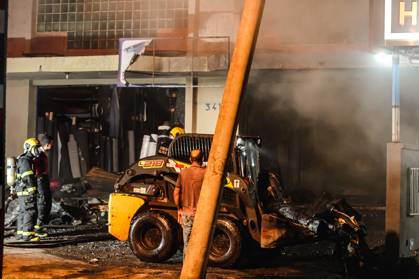 Máquina remove material da loja consumido pelo fogo. Foto: Tero Queiroz
