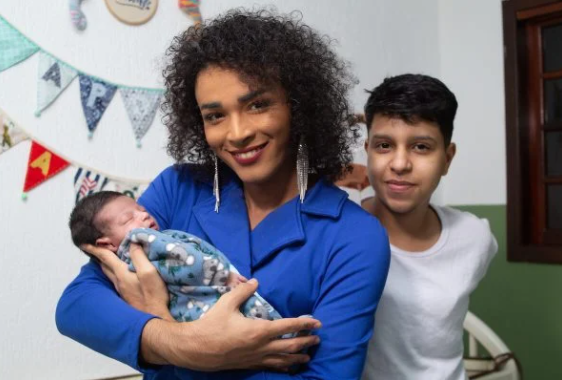 Filho de casal transexual, Apolo será amamentado pelo pai e pela mãe - MS Notícias