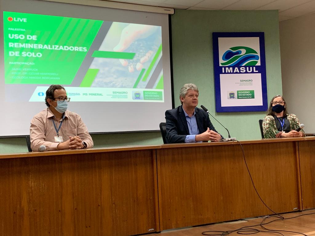 Secret&aacute;rio Jaime Verruck (C) durante palestra. Foto: Reprodu&ccedil;&atilde;o 