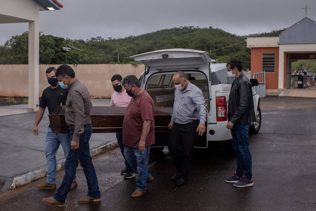 Corpo de uma das vítimas de um acidente nos Cânions do lago de Furnas, chega para velório no cemitério de São José da Barra (MG). Crédito: Eduardo Anizelli | Folhapress