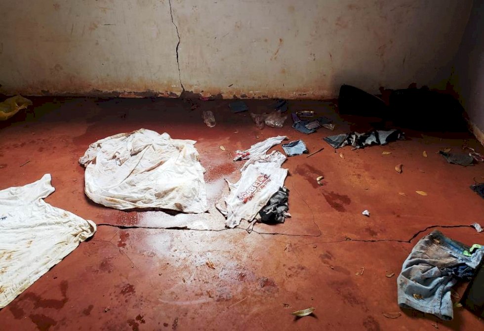 Roupas da adolescente e pertences achados na casa onde ela foi assassinada. Foto: Ivi Notícias 
