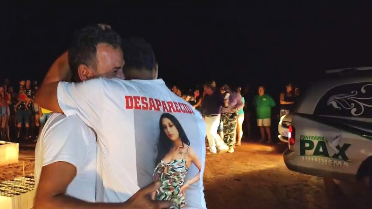 Pai e filho se abraçam na chegada do corpo de Vitória. Foto: Ivinotícias