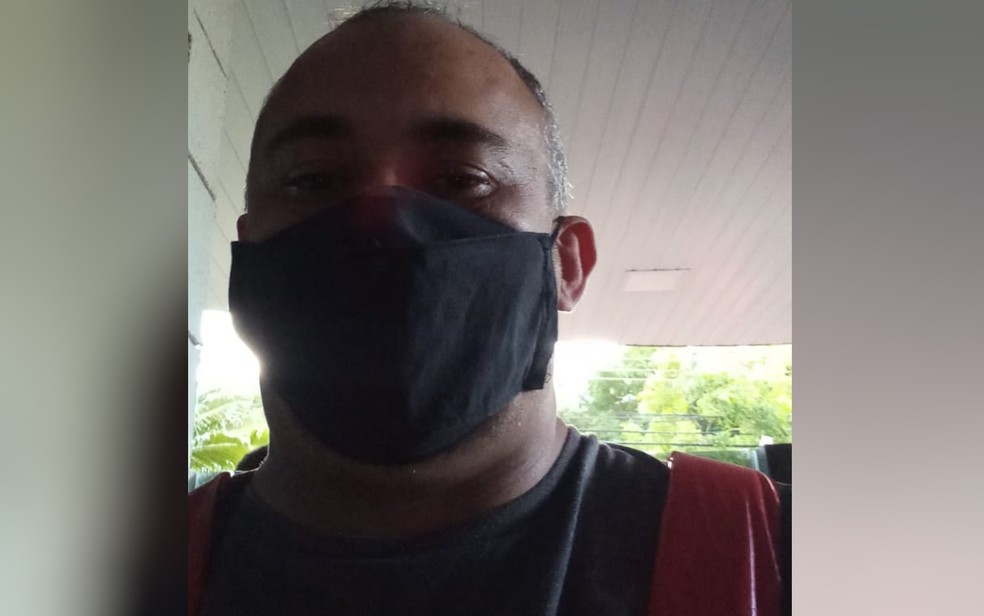 Cleiton Cruvinel, de 41 anos, disse que estava de máscara quando entregou lanche ao cliente que lhe ofendeu, em Goiânia  Foto: Arquivo pessoal
