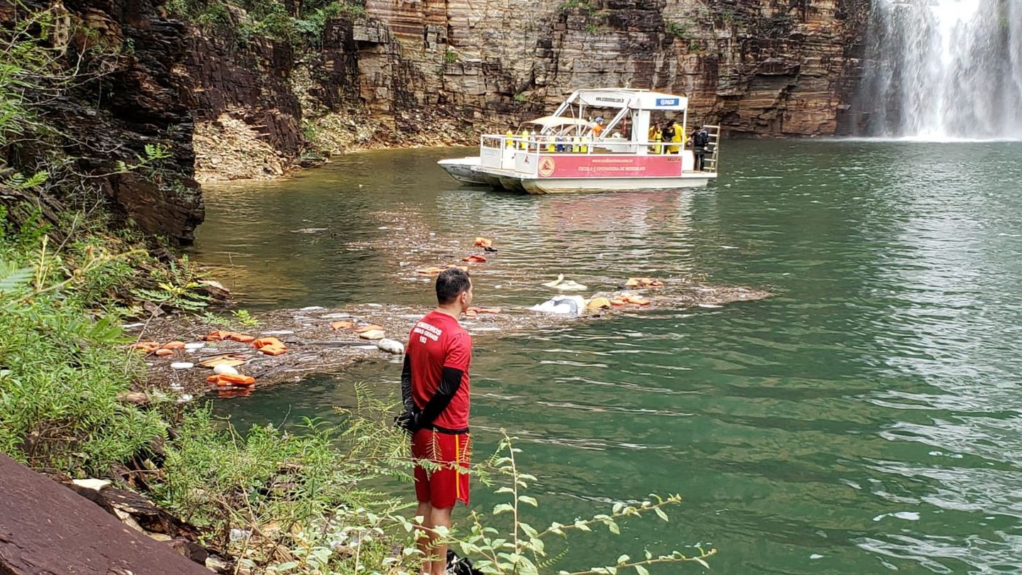 Bombeiros mineiros procuram vítimas após o desabamento de um paredão de rocha em cima de barcos a motor sob uma cachoeira em Capitólio, Minas Gerais - 8 de janeiro de 2022. Foto: Corpo de Bombeiros de Minas Gerais