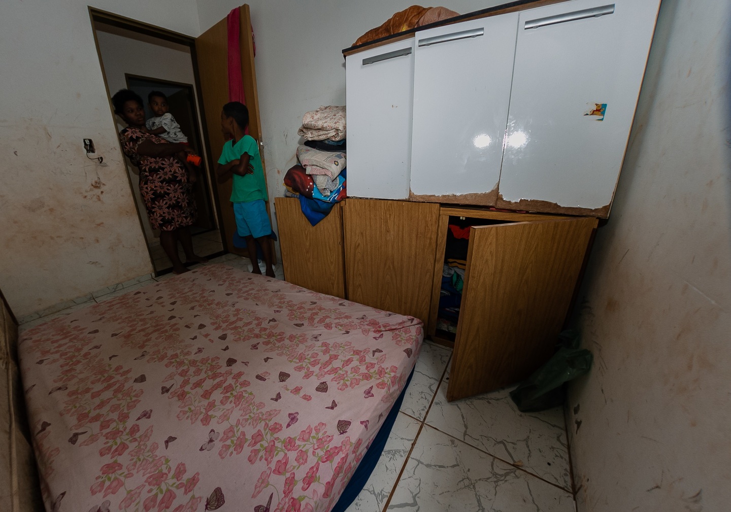 Camila pede doação de cama e colchão para a mãe, reencontrada recentemente. Maria está dormindo nesse colchão no chão, na casa de Camila. Foto: Tero Queiroz  