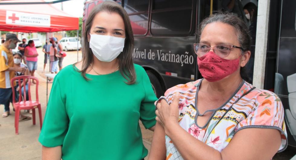 A vice-prefeita Adriane Lopes acompanhou os atendimentos durante a manhã desta quinta-feira. (Foto: Denilson Secreta)