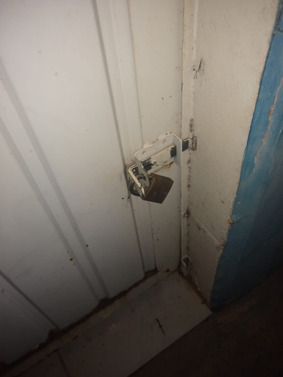Cadeado foi colocado na porta do banheiro na praça de Coxim. Foto: Reprodução