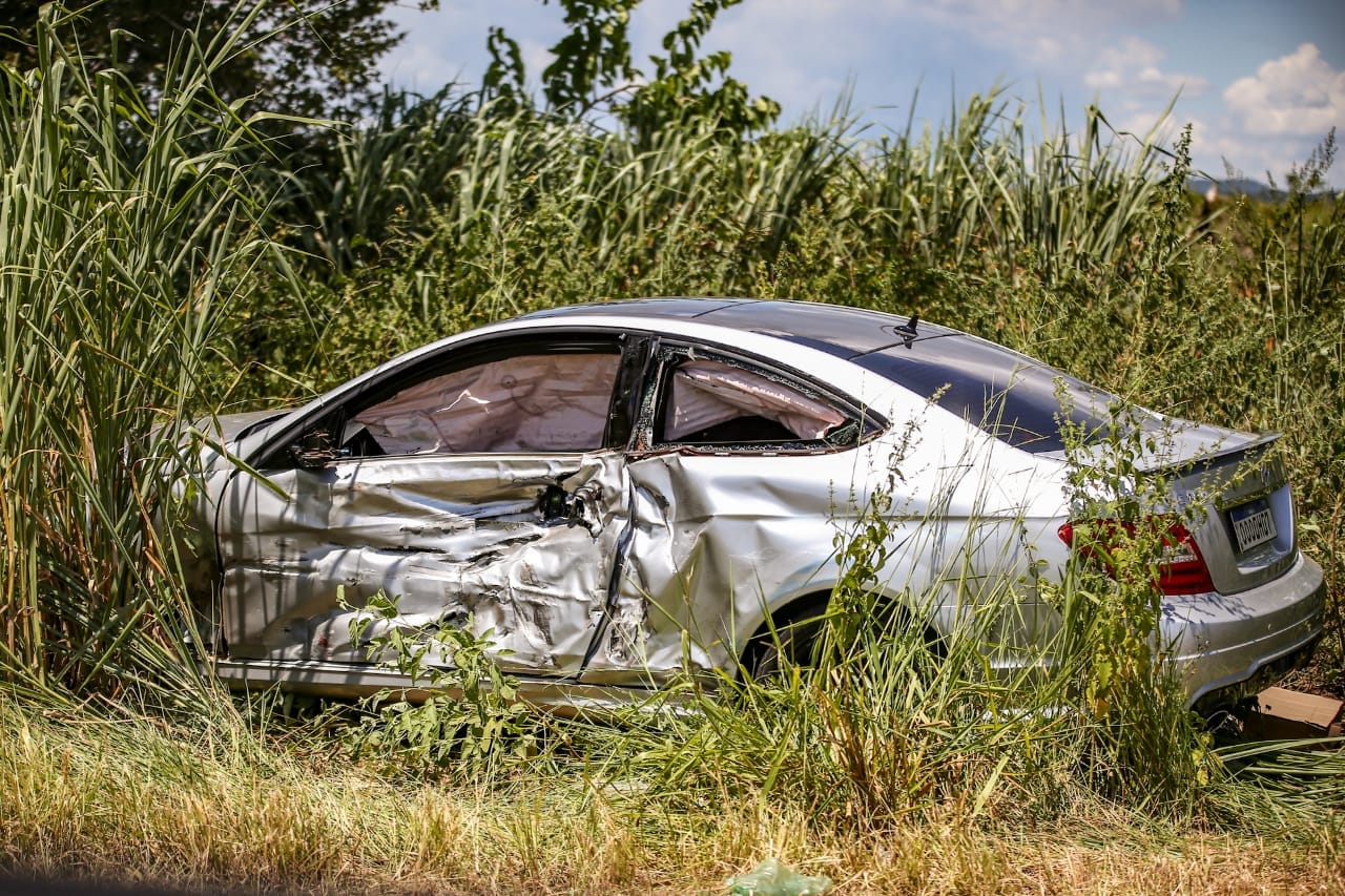 Mercedes-Benz estava enviesado n o matagal &aacute;s margens da MS-080. Foto: Marcos Erm&iacute;nio/Midiamax 