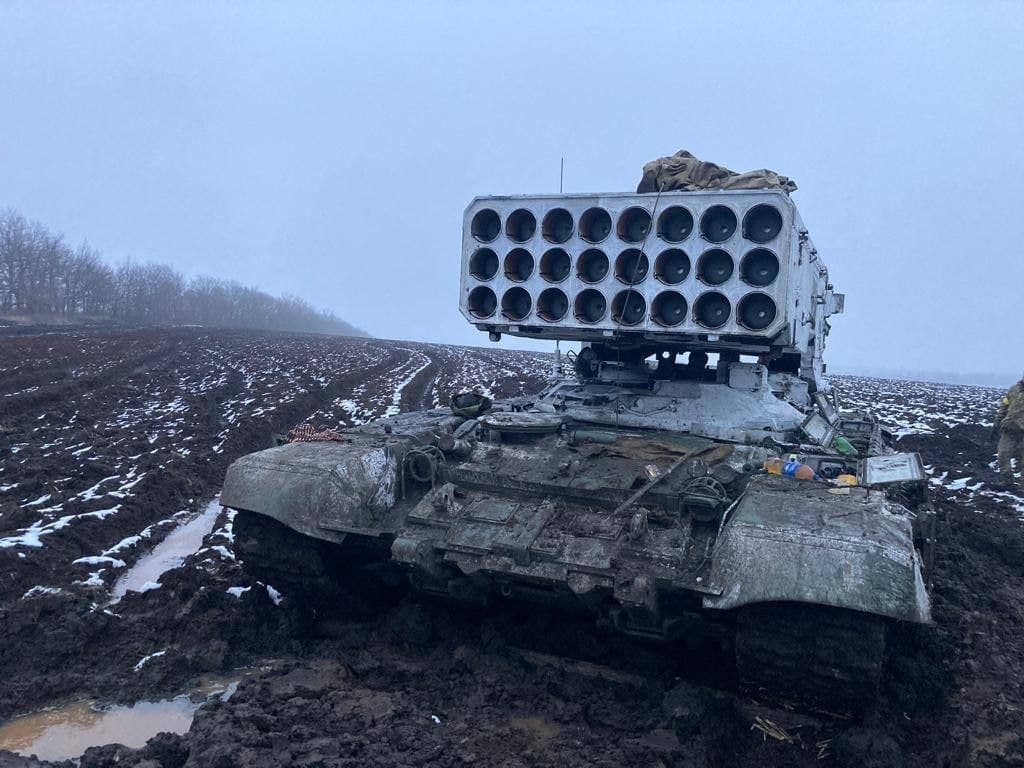 Um novo troféu aos militares ucranianos - um veículo de guerra 'Pinocchio' / 'Solntsepek'. Sistema de lança-chamas pesado que lança rajada de fogo, que seria usado contra os ucranianos foi tomado pelas tropas ucranianas. Foto: Reprodução 