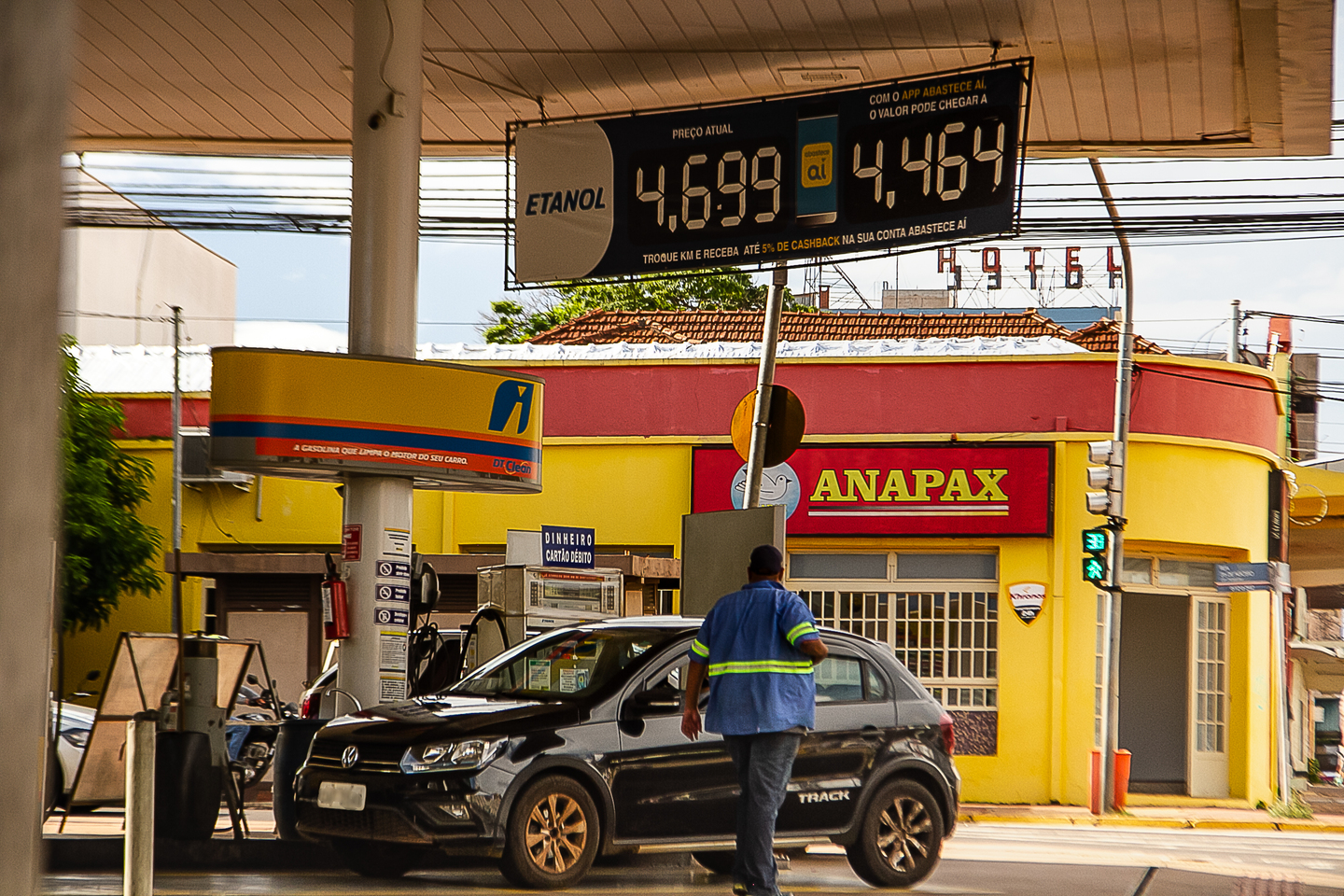 No centro de Campo Grande, popular abastece no posto de Combustível Faleiros, no cruzamento das Ruas 26 de Agosto e Calógeras. Foto: Tero Queiroz 