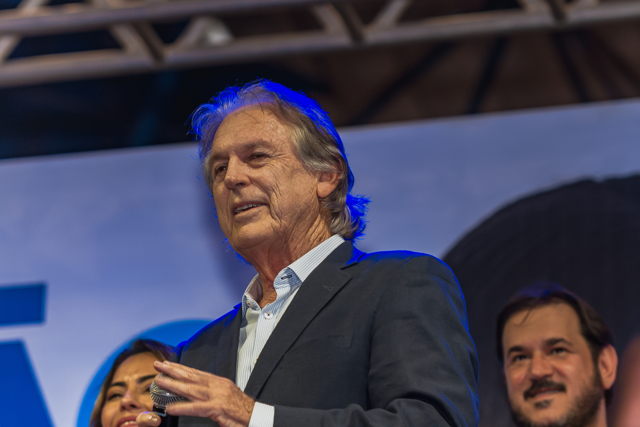 Ao microfone, Luciano Bivar, durante discurso no ato de filiação e lançamento da pré-candidatura de Rose Modesto em Campo Grande. Foto: Tero Queiroz