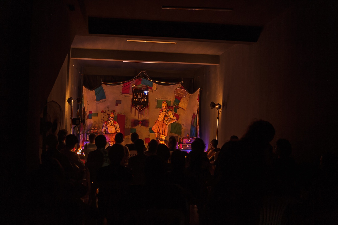 Público assiste no sábado (5.mar.22) ao espetáculo teatral "Uma Moça da Cidade".  Foto: Tero Queiroz