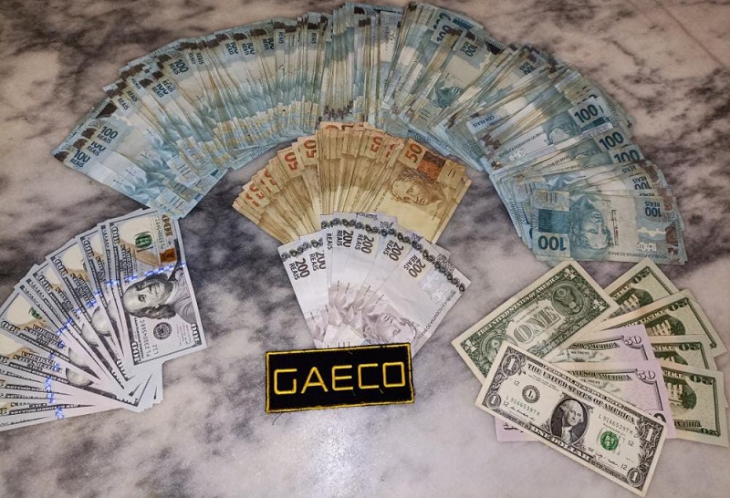 O Gaeco diz que essas c&eacute;dulas em real e d&oacute;lares s&atilde;o  foram apreendidas durantes as buscas. Foto: Gaeco