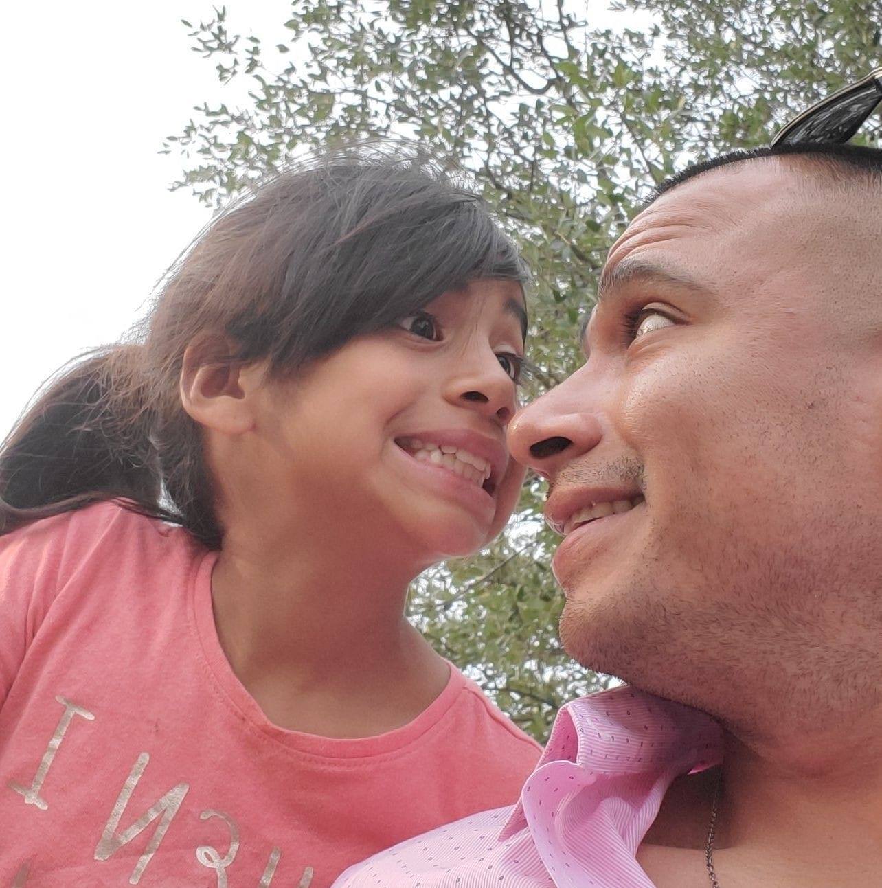 Maite numa foto ao lado de seu pai, Andrean Castilho. Foto: Redes