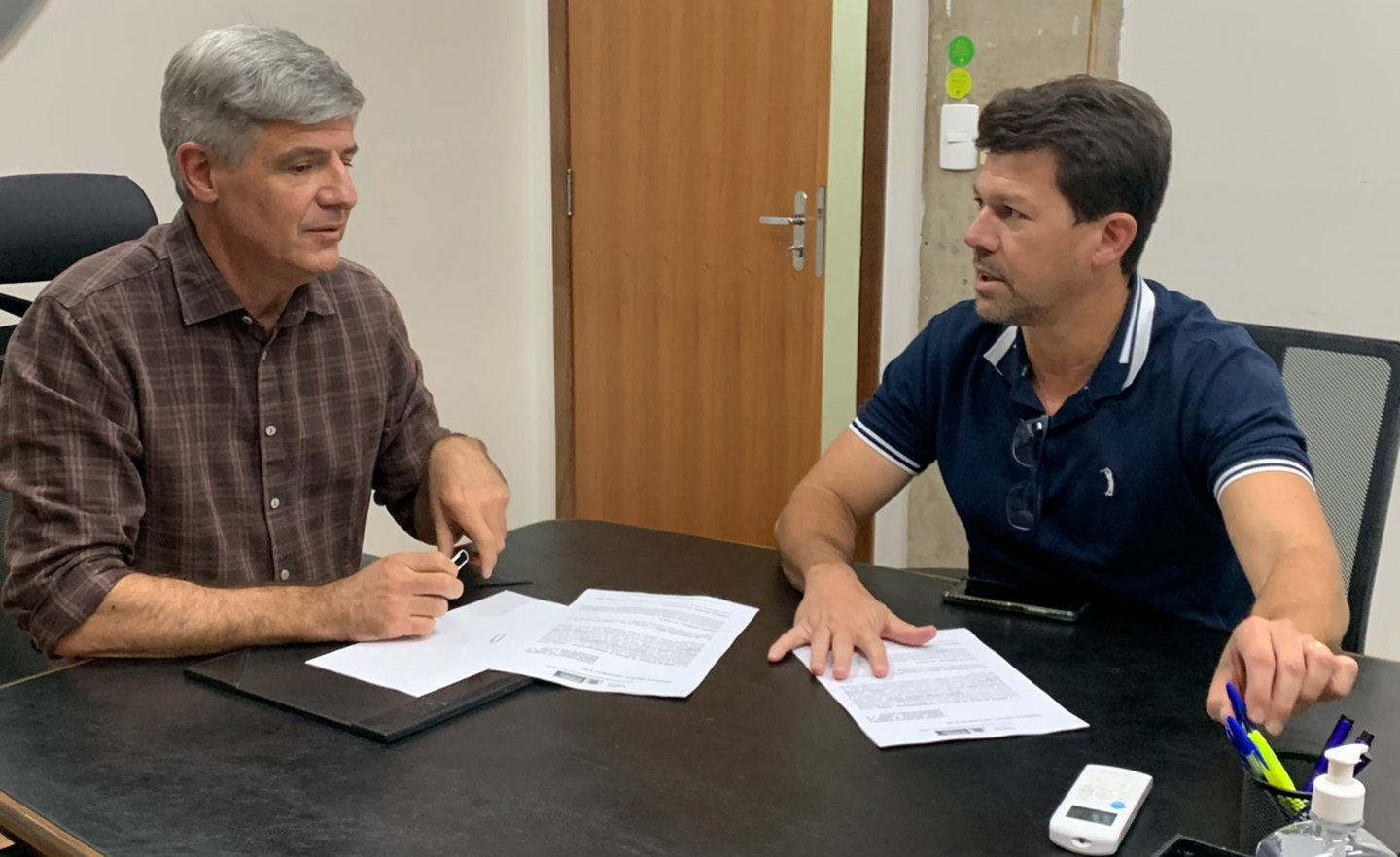 Prefeito Cleverson Alves dos Santos e o secretário da Seinfra, Renato Marcílio. Foto: Divulgação 