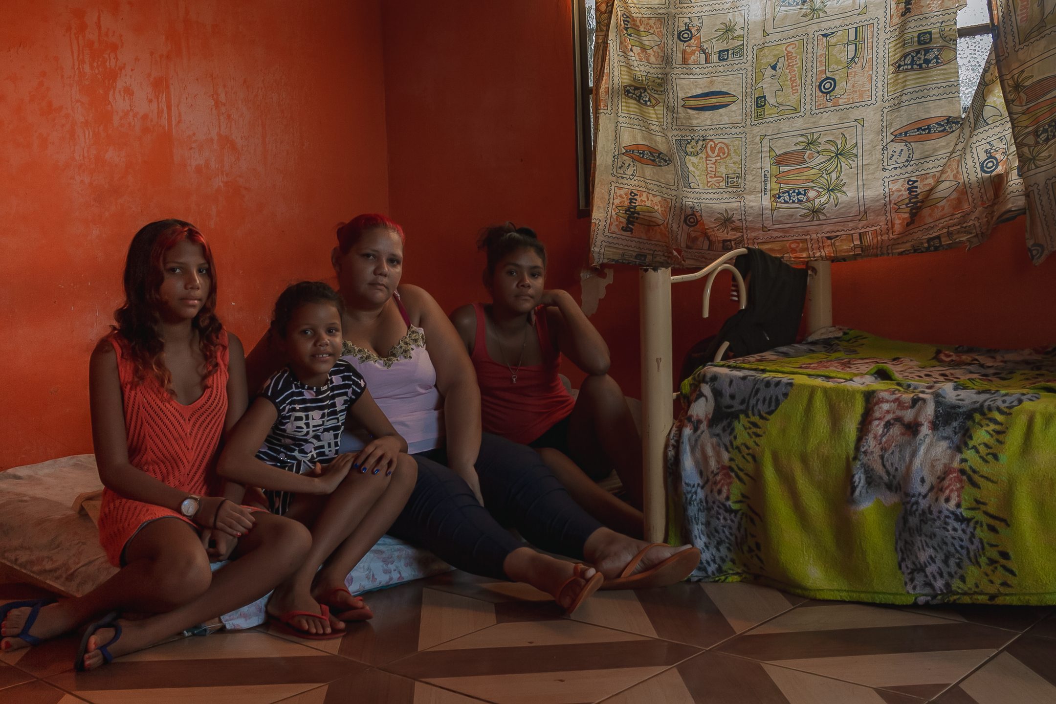 Joycar e suas filhas moram na periferia campo-grandense. Foto: Tero Queiroz