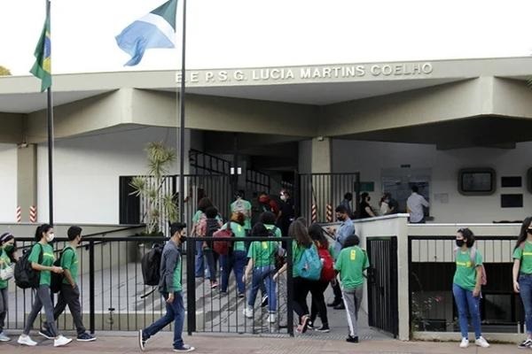 Escola Estadual L&uacute;cia Martins Coelho tamb&eacute;m passou por reforma (Foto: Chico Ribeiro)