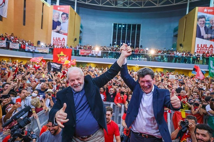 "A viagem que Lula realizou por Minas Gerais, entre os últimos dias 9 e 11, serviu tanto para que o ex-presidente pudesse agradecer o apoio que sempre recebeu da população mineira quanto para começar a consolidar, em todo o país, o movimento Vamos Juntos"