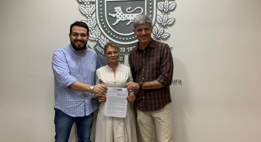 O secretário municipal de Fazenda, Cláudio Serra Filho a prefeita Vanda Camilo e o secretário da Seinfra, Renato Marcílio