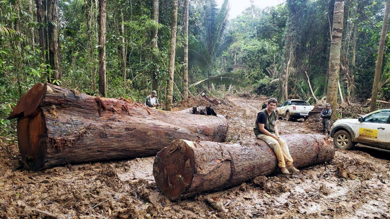 Ricardo Salles em operação do ICMBio: ministro nega participação em esquema ilegal de madeireiras (Foto: Reprodução das redes sociais/Amazônia Real)