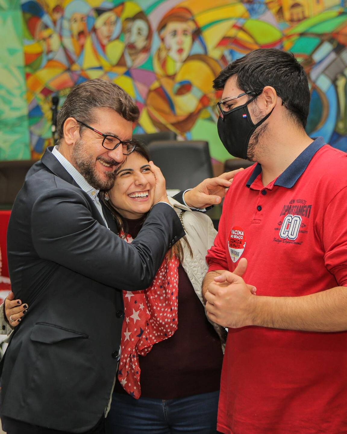 Camila Jara é abraçada pelo deputado estadual Pedro Kemp, também do PT. Foto: Redes 